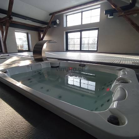 Basen z rynną przelewową i jacuzzi
